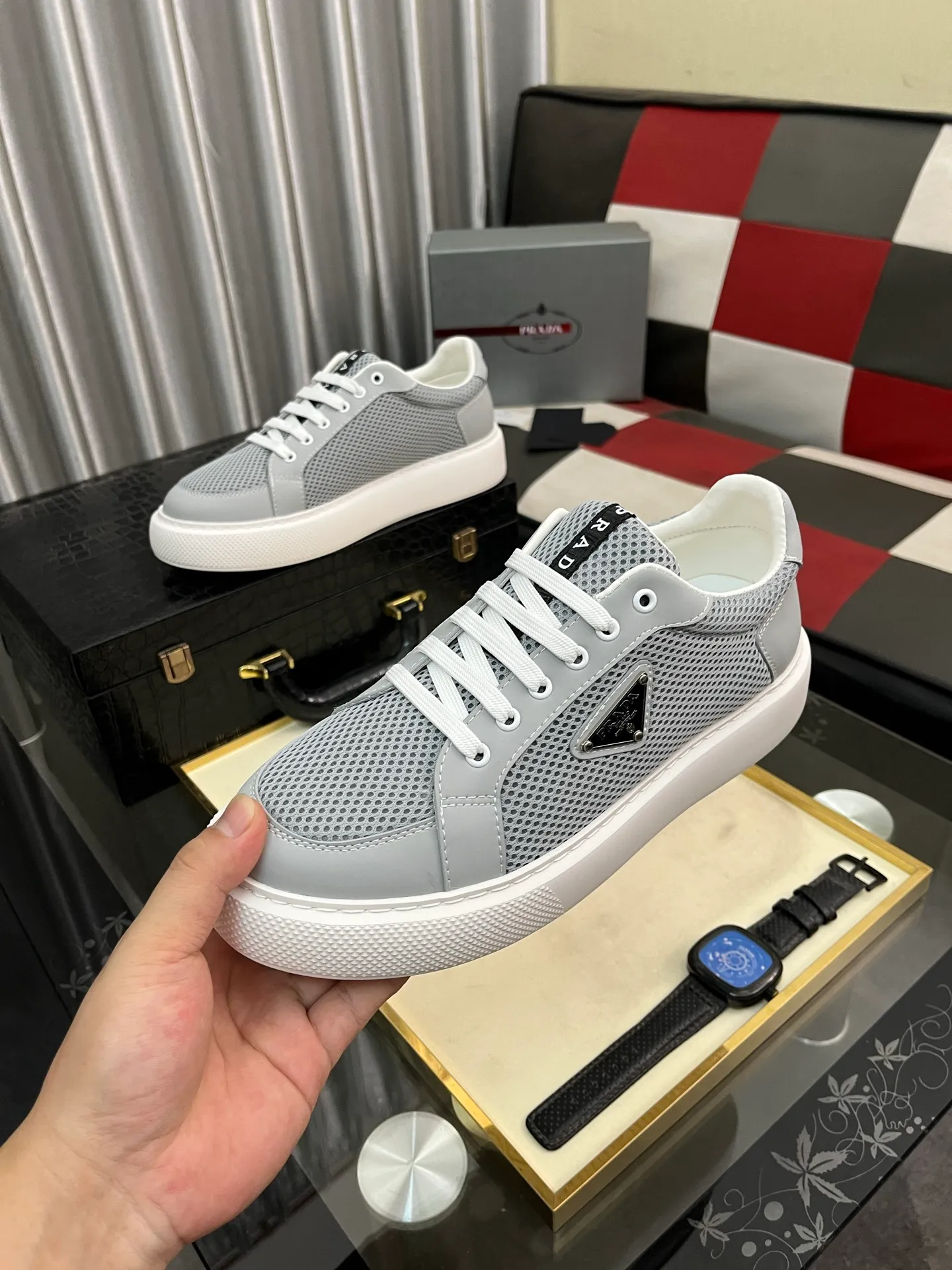 Men's men's shoes💰580⌚️⌚️Prada Prada early spring new model, top original quality, Prada casual sports shoes, made of imported solid color patent leather, spliced mesh cowhide upper, three-dimensional geometric segmentation, multi-color splicing, fashionable and generous, soft, comfortable and breathable. The tongue is decorated with classic letter logo, with fabric lining, cowhide foot pads, matched with P family's exclusive rubber outsole, upper material, breathable knitted fabric imported from Italy The delicate texture is super high-end! Fetal cowhide lining, super soft and comfortable, original molded outsole Size: 38-446️⃣ colors available